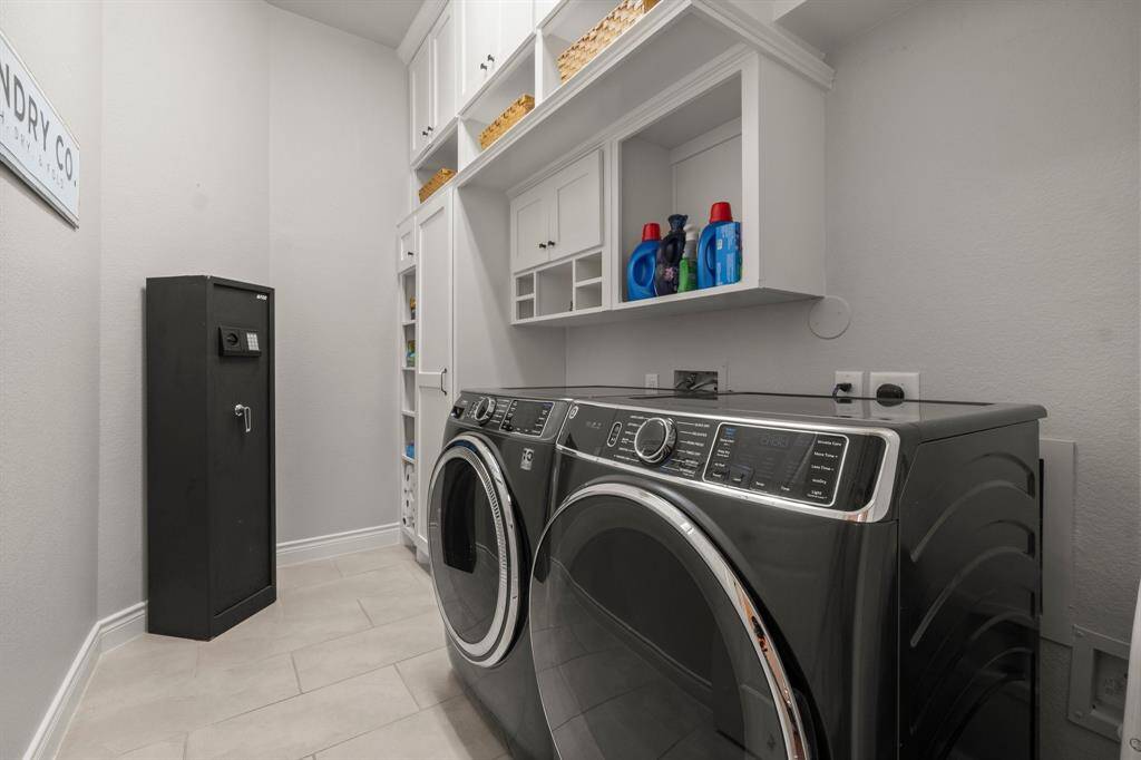 Spacious laundry room.