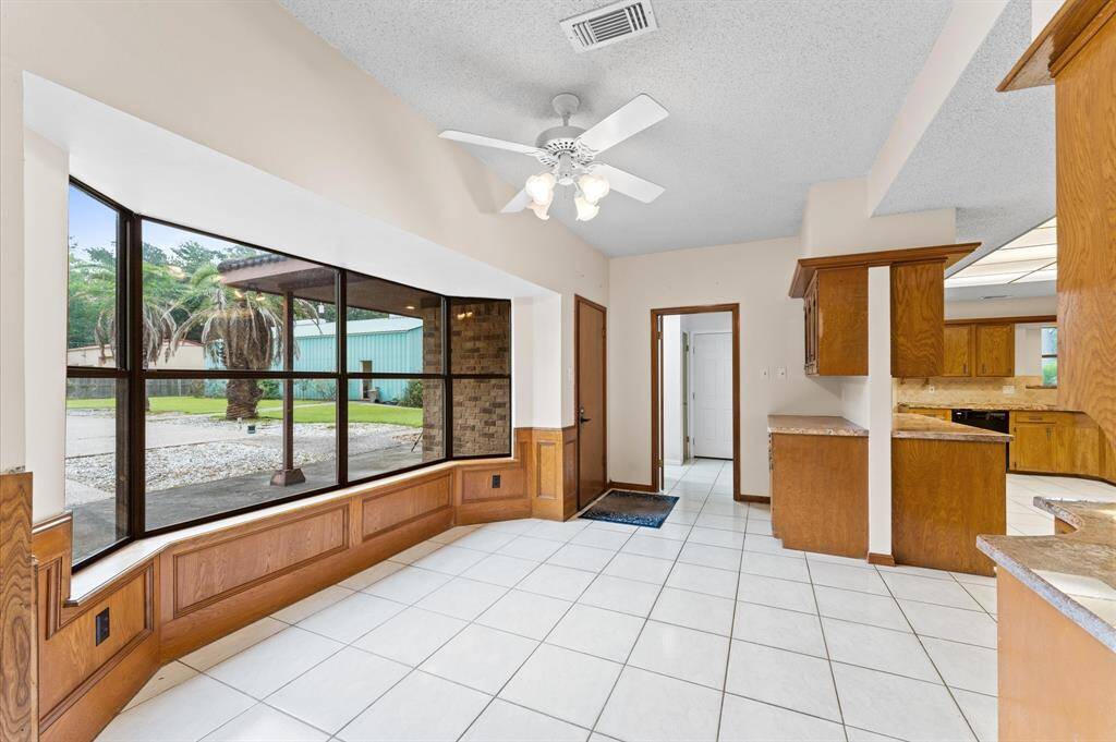 Breakfast nook with bay window and desk niche