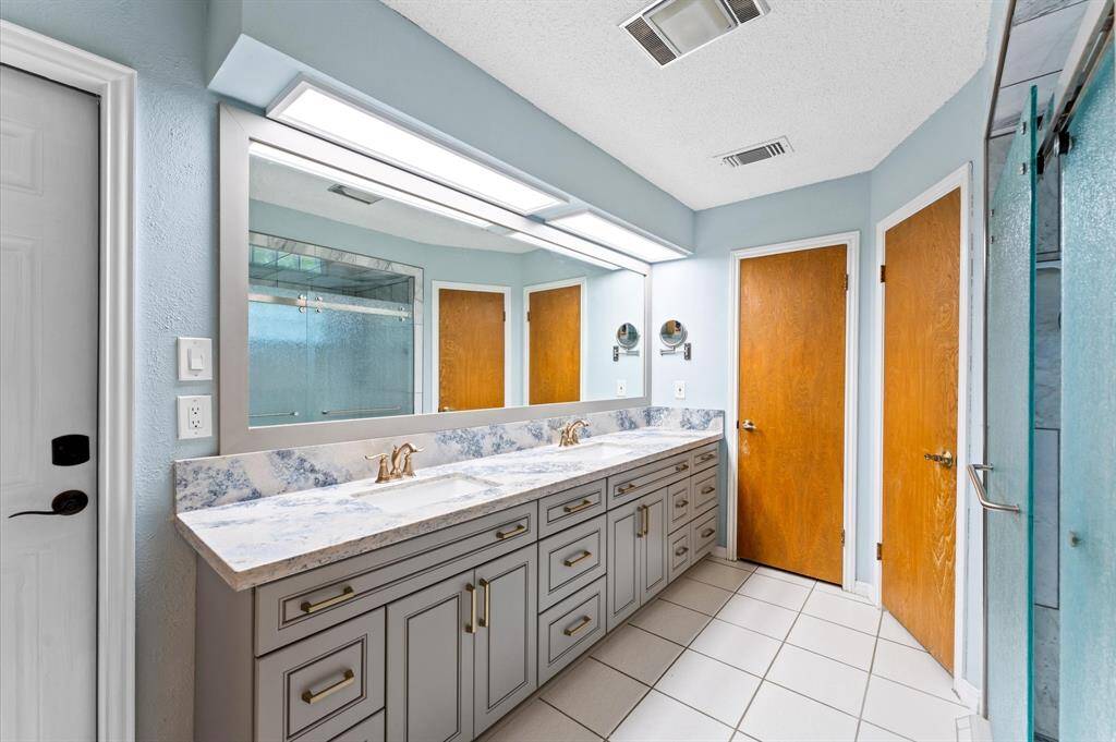 Quartz counters, double sinks