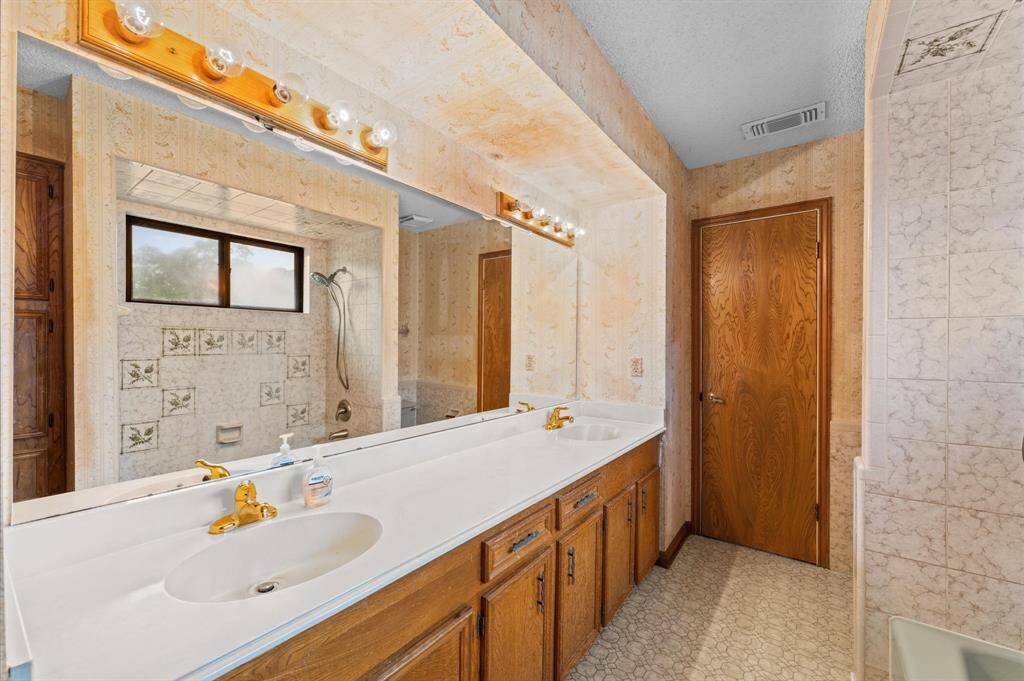 Jack & Jill bath in between bedroom 3 & 4