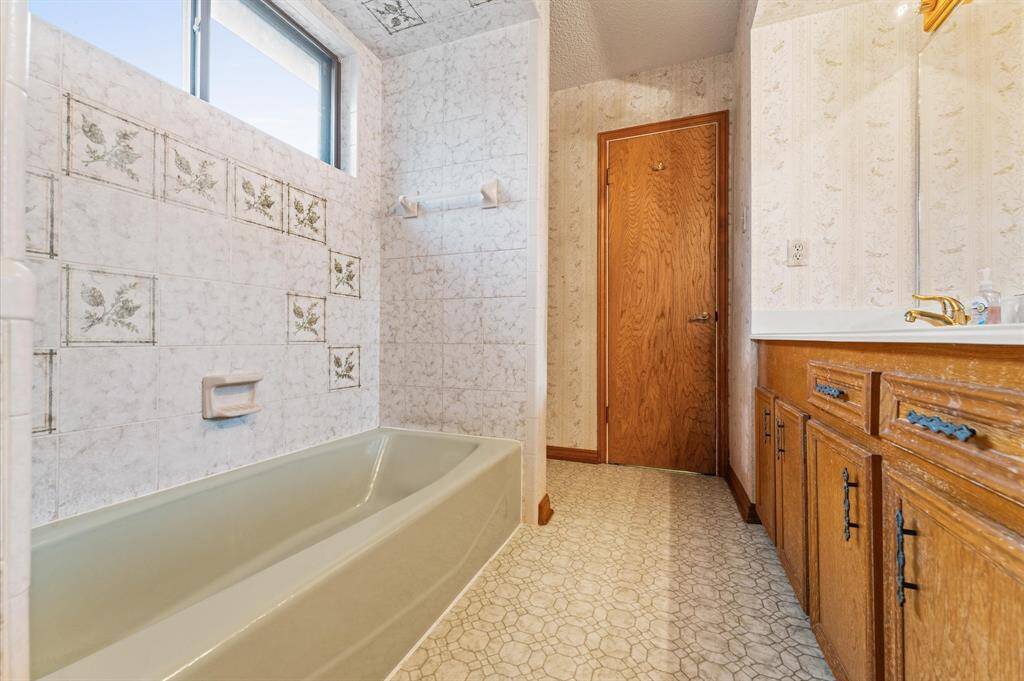 Double sinks in this Jack & Jill bath