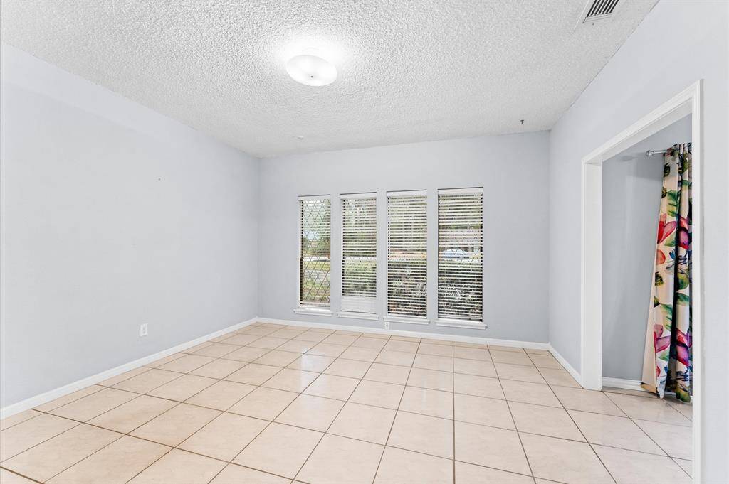 Additional dining area to right of entry that connects to kitchen
