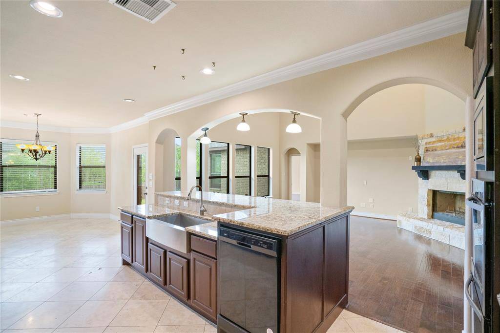 This open floor plan really makes it perfect to cater to any and all social gatherings.