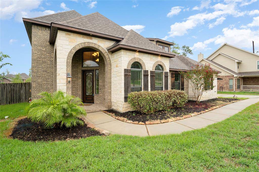 eautiful winding sidewalk entry to the front of the home.