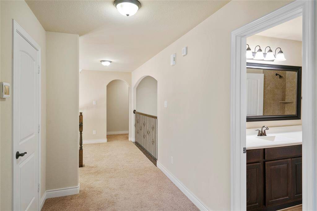 Castwalk connecting the bonus room to other spare bedrooms down the hall.