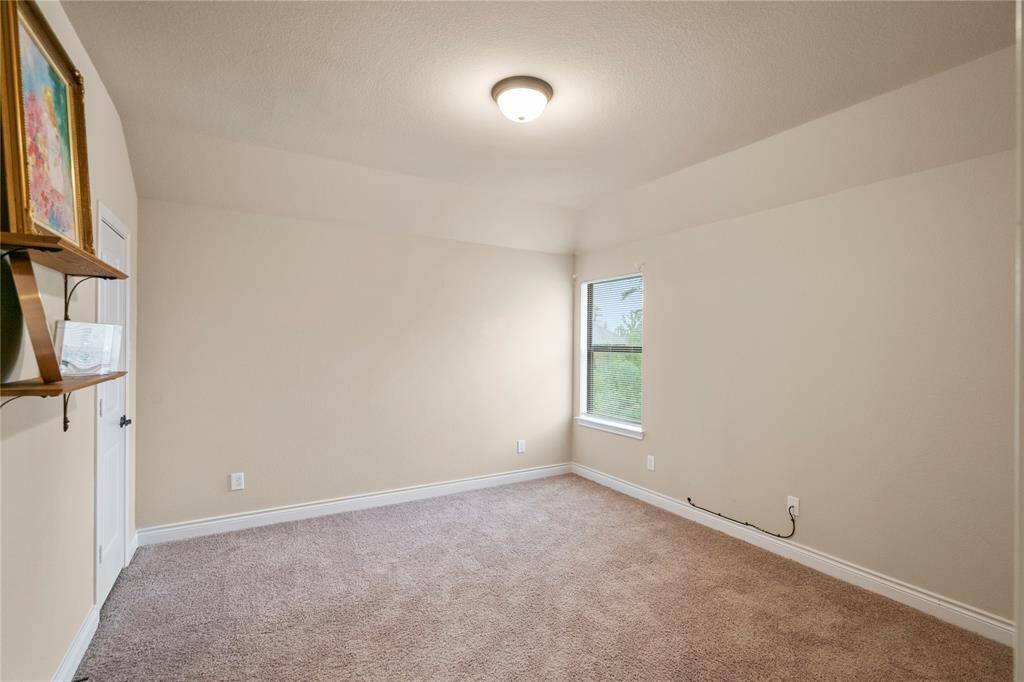 Secondary bedroom.