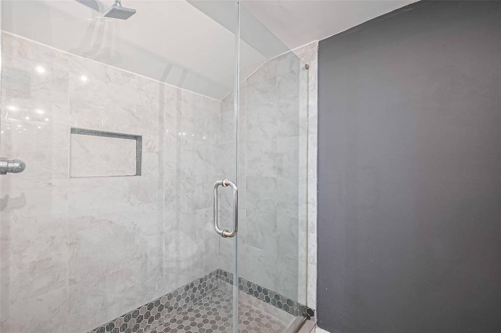 Luxurious secondary shower