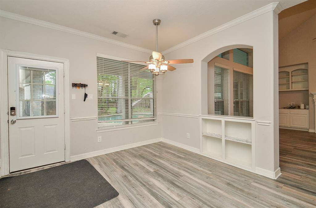Breakfast nook, fits a large table of 6 people!