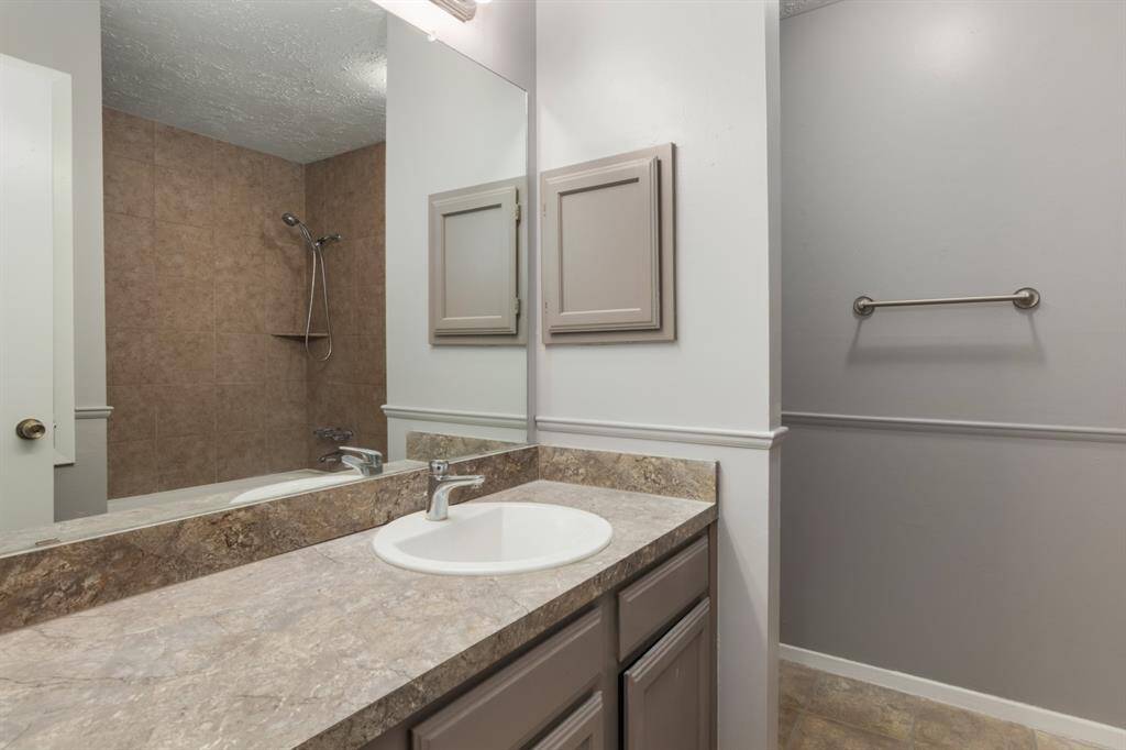 Large Secondary Bathroom