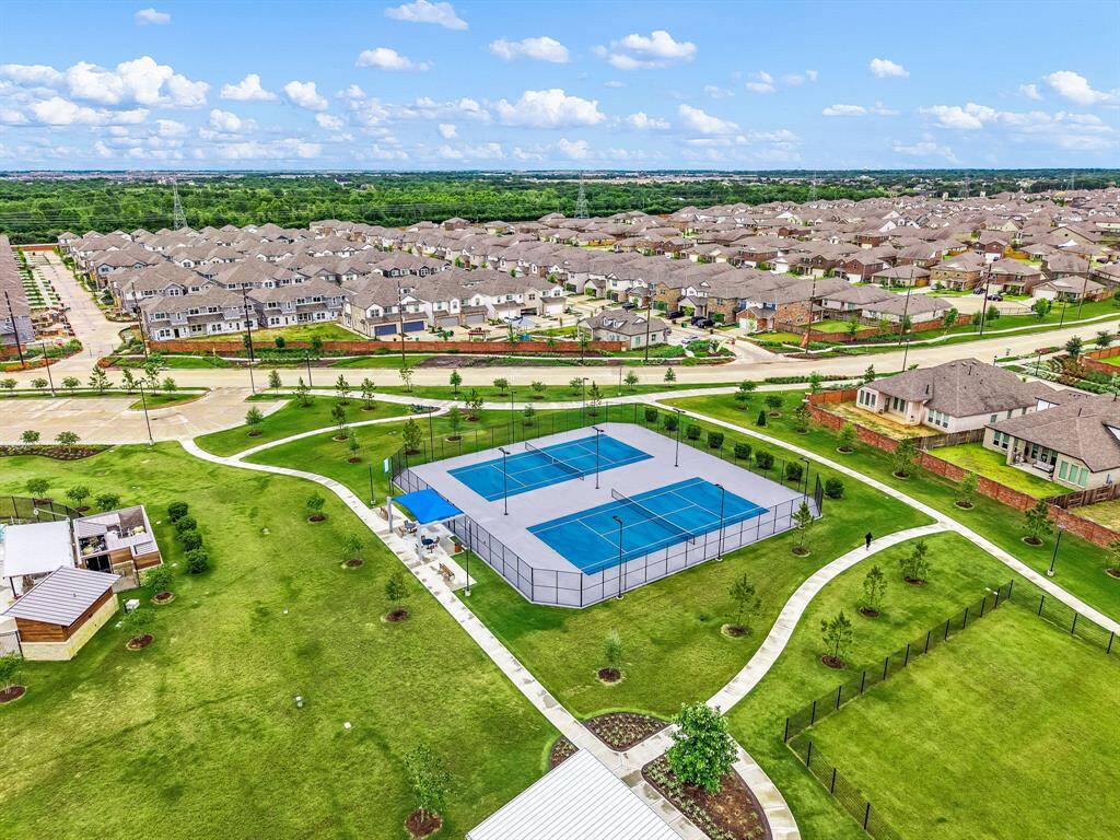 As part of Sunterra's commitment to an active lifestyle, residents can enjoy top-notch pickleball programming tailored to all skill levels. Join the fun and elevate your game in this vibrant community amenity.