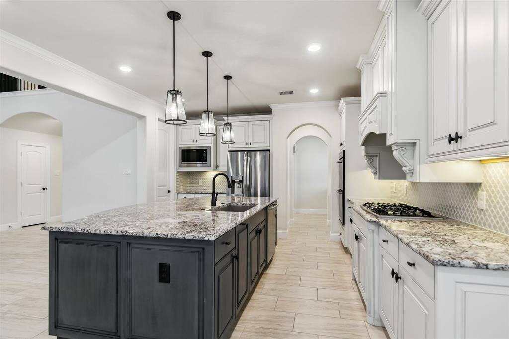 Walk-in pantry is connected to the kitchen.