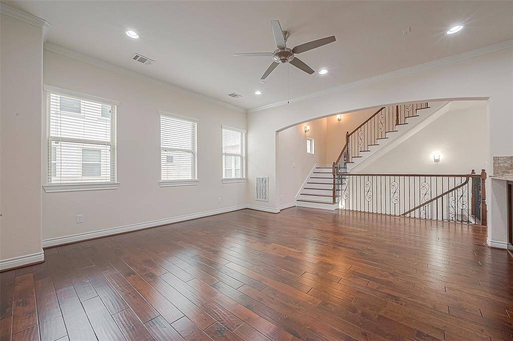 Living Room w/o furniture