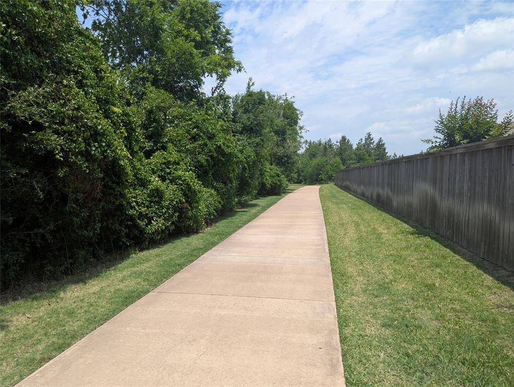 Short walk to lake or Treehouse!