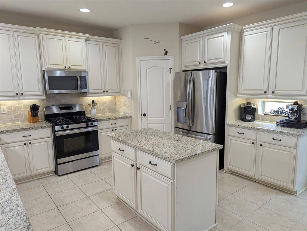 Beautiful eat in kitchen