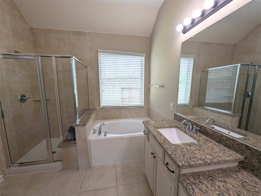 Separate shower and garden tub
