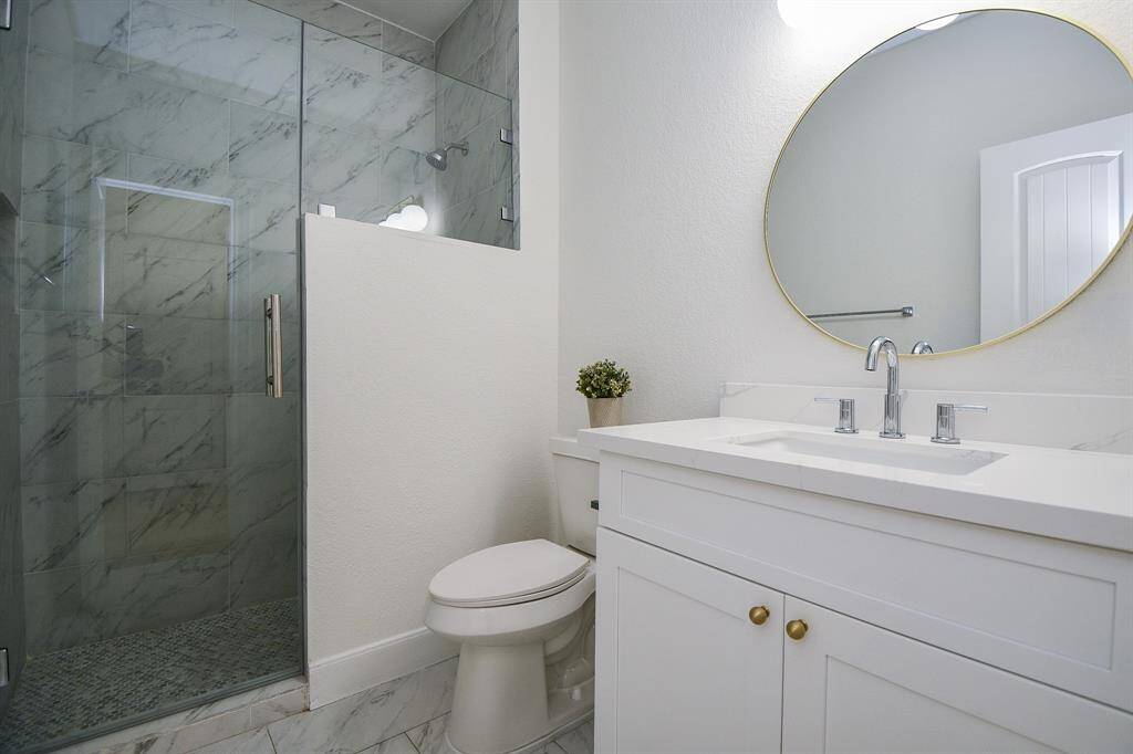 Shared bathroom for bedroom #4 & #5