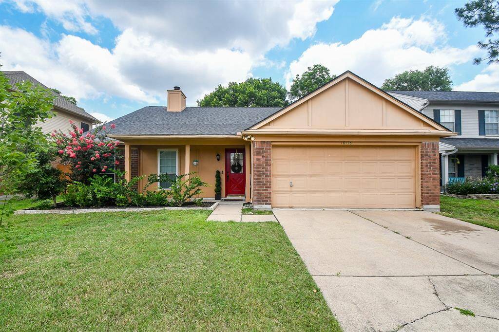 This Charming 3 bedroom 2 bathrom is the perfect begining to Homeownership.