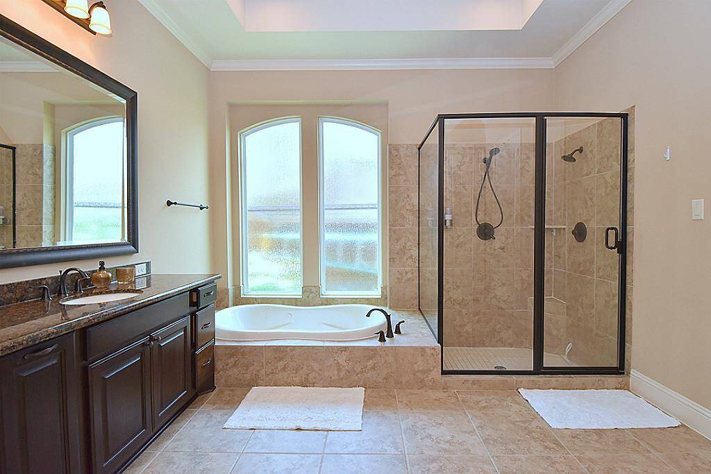 Beautiful mater bath upgraded cabinets, granite counter top ,separate shower and Tub