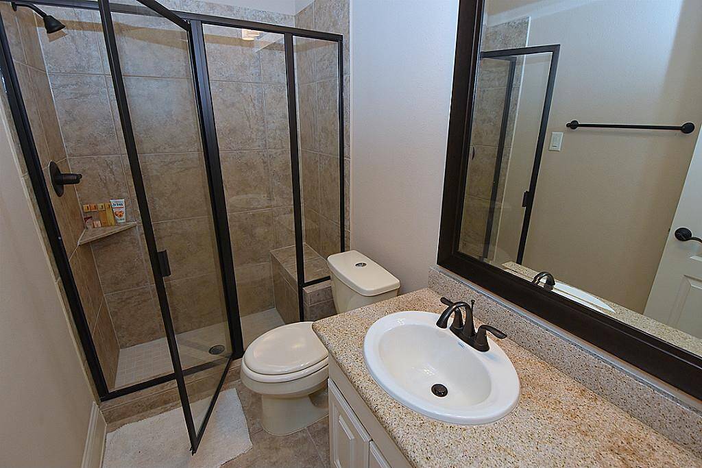 Private bath for the 2nd bedroom downstairs!!