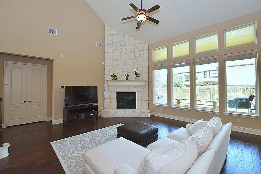 Another view of this amazing living room!!