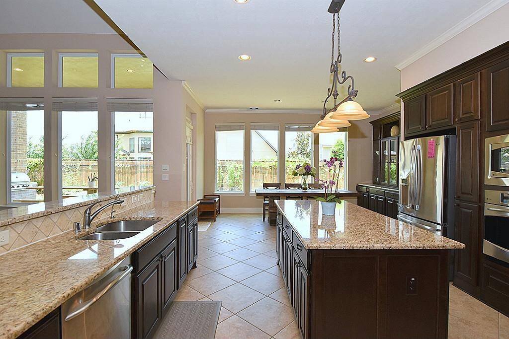 Large Island kitchen with lots of cabinets, SS appliances and Granite counter top!