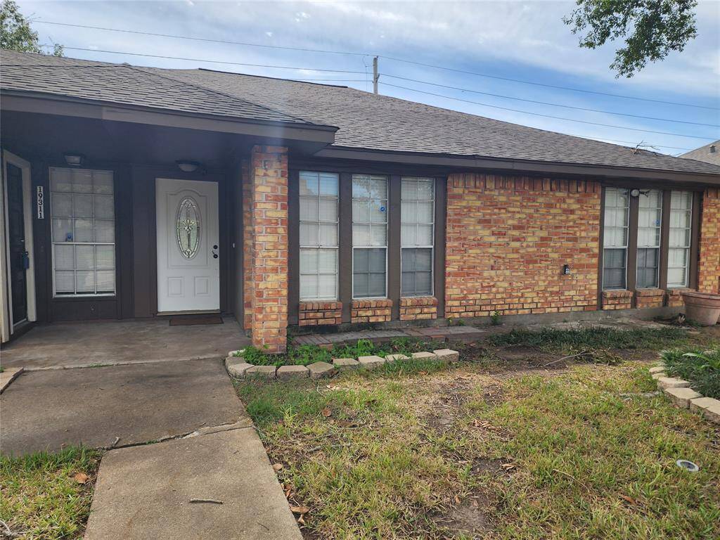Duplex door on the right side.