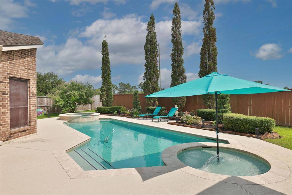 Chlorine pool and double spas. One is deeper thn the other. Great for small kiddos or your doggos! Notice no wires or an additional home looking in your yard.