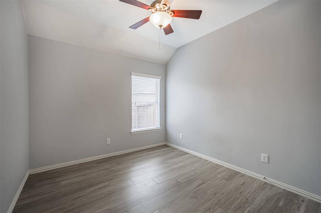 Secondary bedroom.