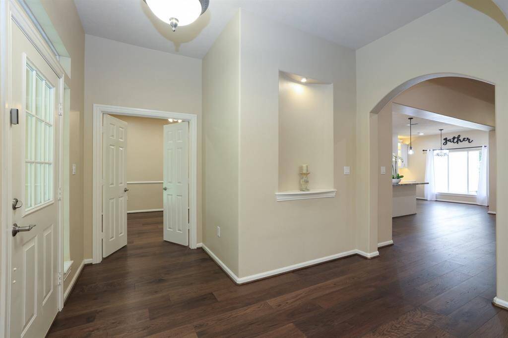 To the left of the entry, you'll find a flexible space that can easily serve as a bedroom, home office, or multi-purpose flex room, perfect for adapting to your lifestyle needs. Whether you’re working from home, hosting guests, or needing a quiet retreat, this space offers endless possibilities.