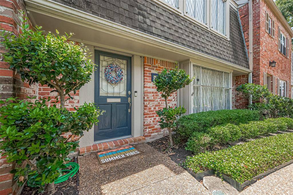 Beautifully updated town home zoned to acclaimed Briargrove Elementary School and Tanglewood Middle School! Perfect place to call home.