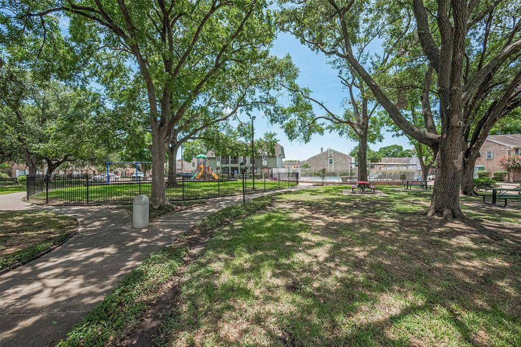 Easy access to pool, playground and walking trails on property Just across from the home.  Clubhouse, playground, pool and park are all maintained by the HOA.