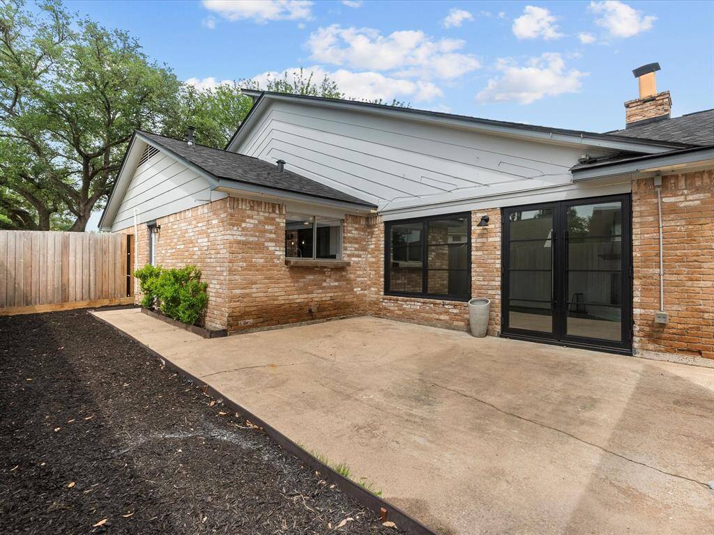 Charming courtyard perfect for relaxing and entertaining, with ample privacy and natural beauty.