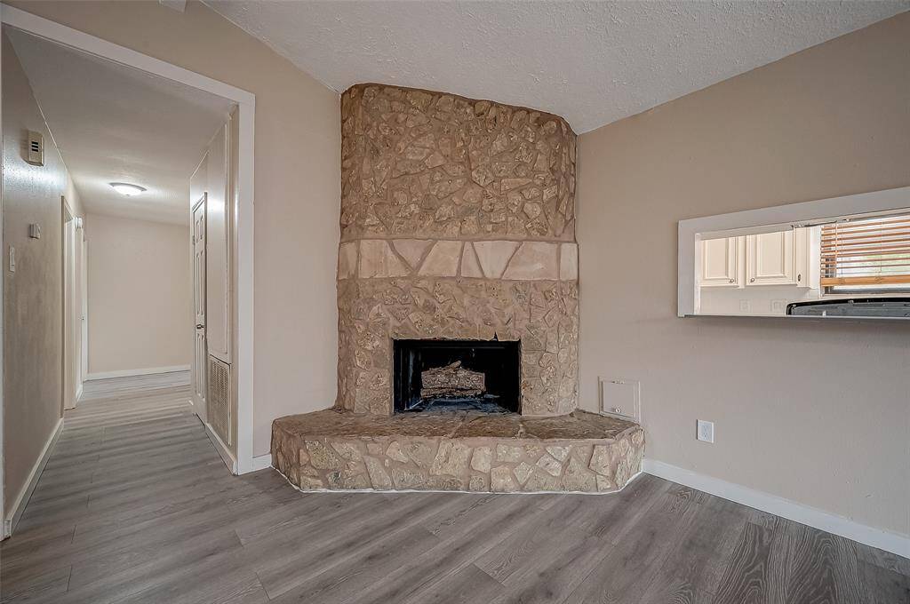 Gas log fireplace