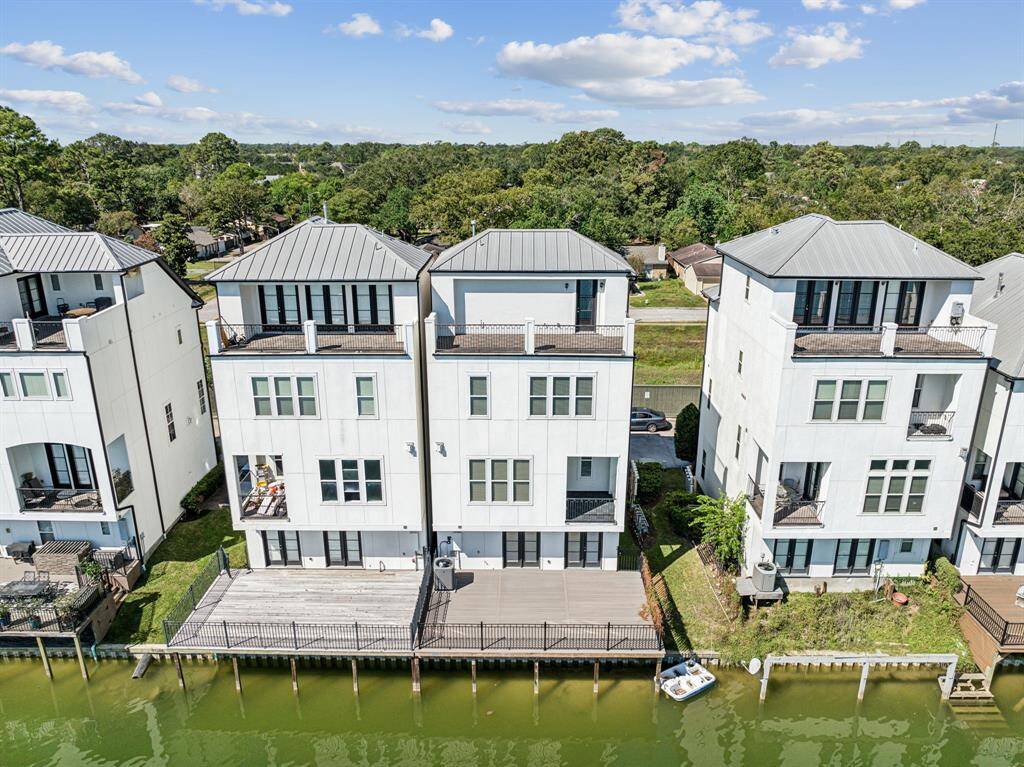 Beautiful lakefront property in a gated community