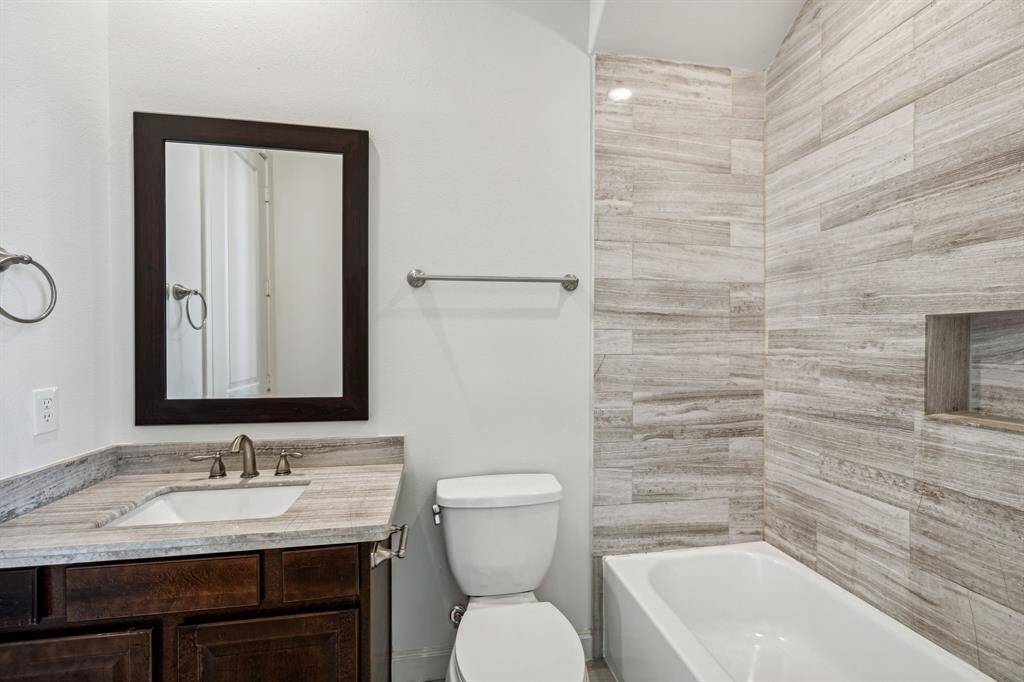 1st floor secondary bathroom