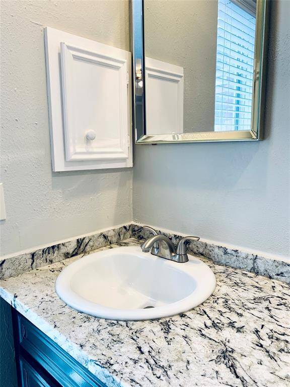 Pretty, modern look with gray, white, silver and blue.