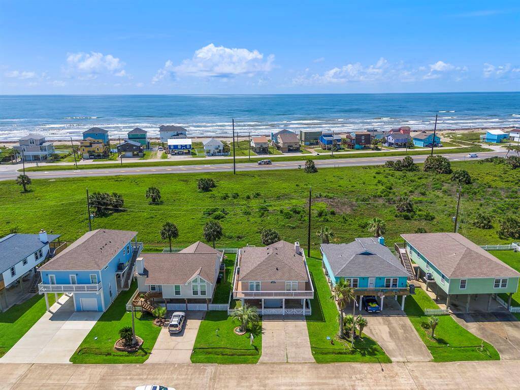 Welcome to Mermaid Manor! Gulf breezes & water views from the expansive deck, living room & kitchen.
