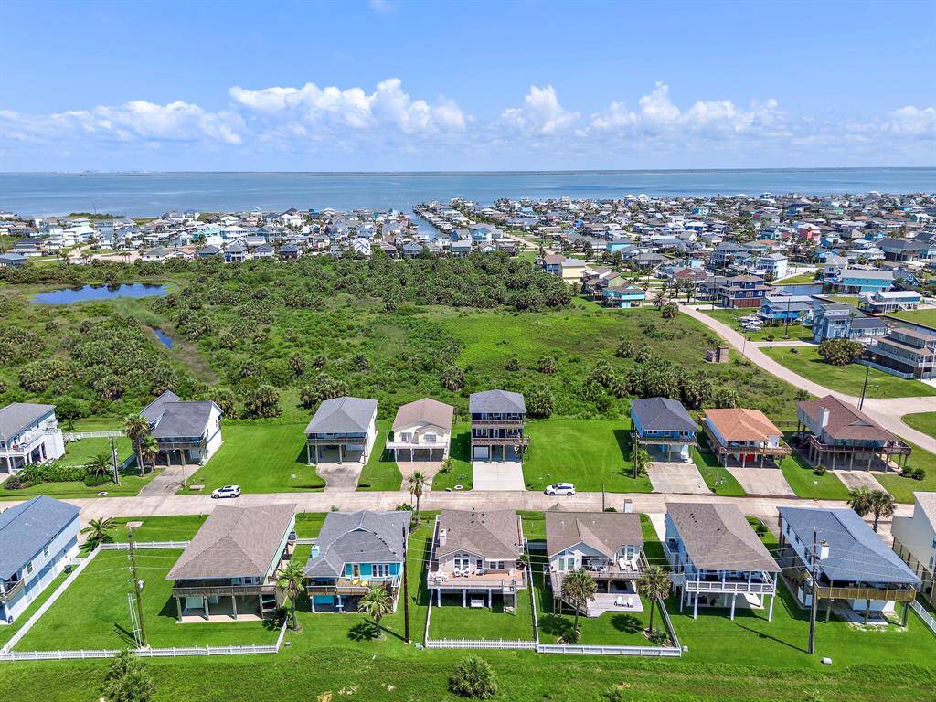 Perfectly placed equidistant between the beach and Galveston Bay in Isla Del Sol! Fish, float, boat, or beach - you can do it all here at Mermaid Manor.