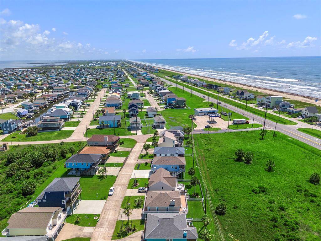 Isla Del Sol's quiet beach community within close proximity to the only West End grocery store, a bait shop, restaurants,