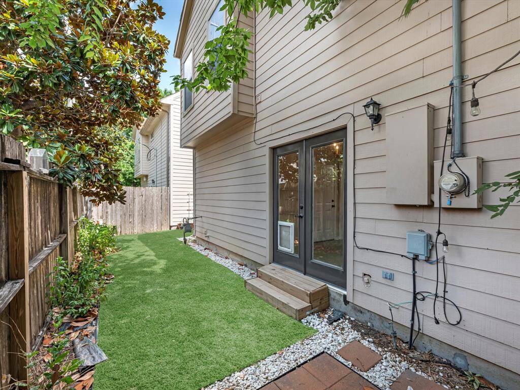 Bonus: a fantastic partially shaded backyard with artificial turf and a paved patio area! A mature Magnolia tree offers comfort from the sun.