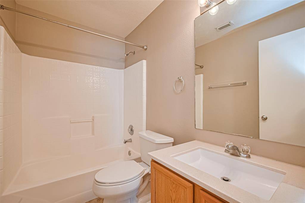 Secondary bathroom.