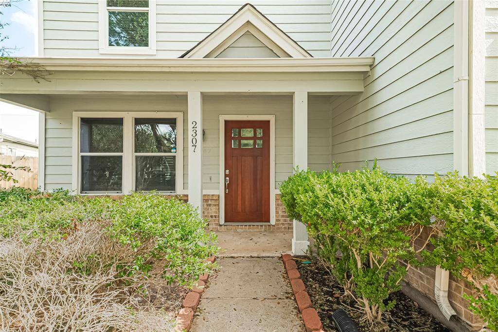 Conveniently located minutes away from the HWY, allowing for an easy commute to the city.