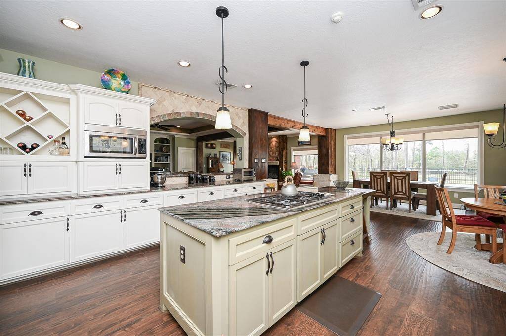 Open area for entraining. Heart of the home is located in the kitchen. Natural light and views of all birds flying around. Blue jay as big as I've ever seen loves living here!