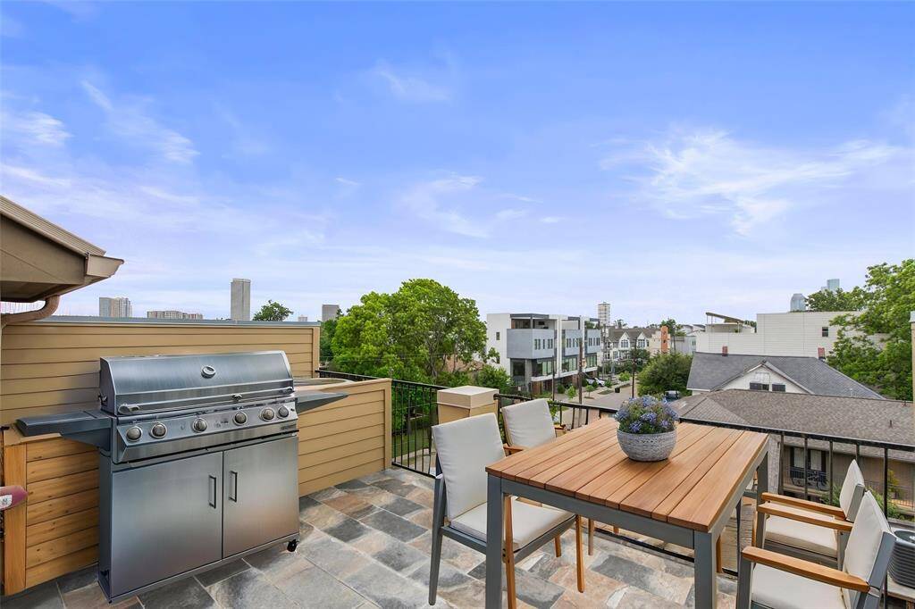 Spacious Fourth floor terrace with view of downtown