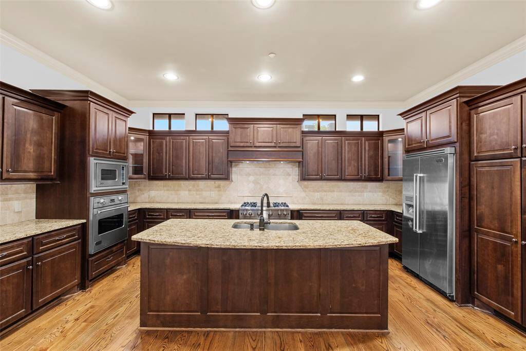 Chef's kitchen with stainless steel VIKING APPLIANCES
