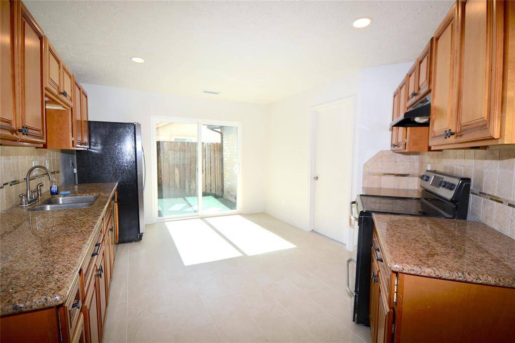 Another view of this great kitchen