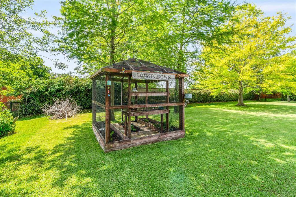 OVERSIZED BACKYARD FEATURES A CUSTOM GARDEN STRUCTURE TO FLEX YOUR GREEN THUMB.