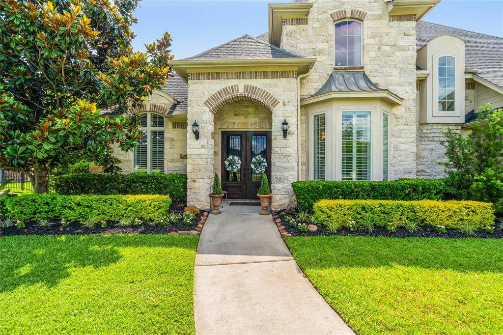 BEAUTIFULLY LANDSCAPED FRONT YARD WITH DOUBLE DOOR ENTRY.