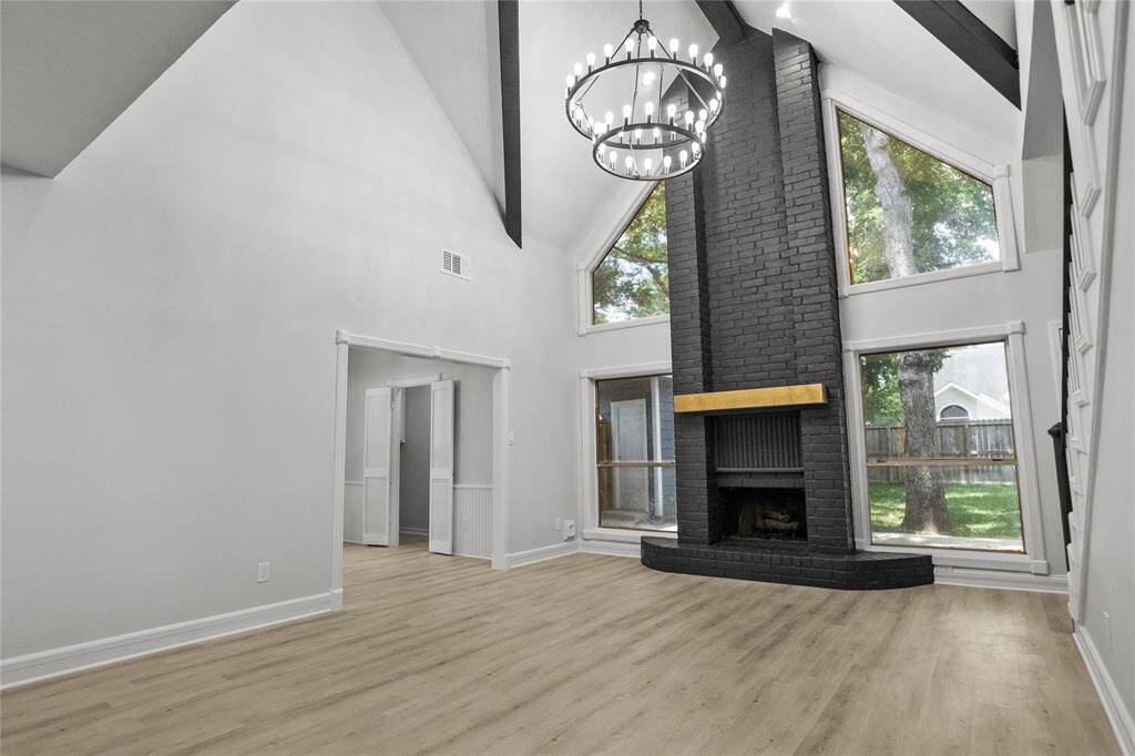 Large Living Space with Vaulted Ceilings!