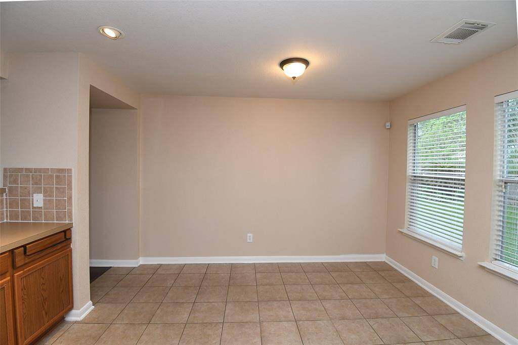 Lots of room for daily breakfasts or meals on the go.